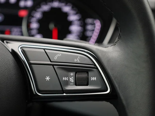Audi A4 (2023) — foto 25 van 42