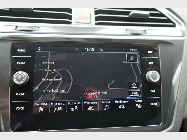 VOLKSWAGEN Tiguan (2017) — foto 19 van 27