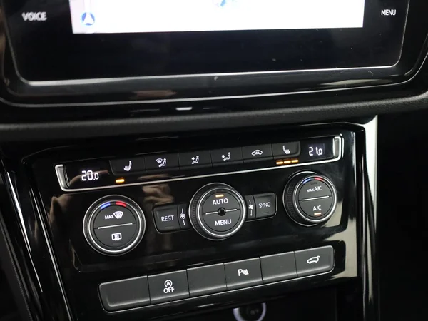 VOLKSWAGEN Touran (2022) — foto 10 van 21