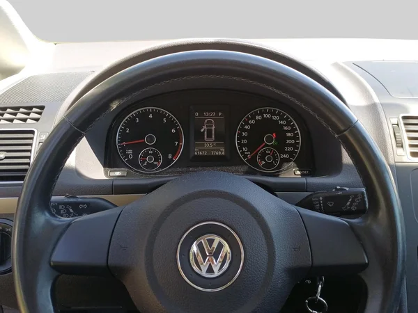 Volkswagen Touran (2012) — foto 2 van 16