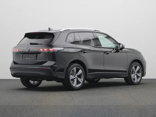 VOLKSWAGEN Tiguan (2024) — foto 12 van 20