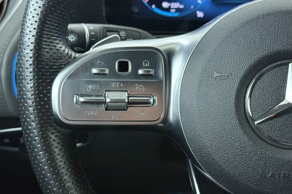 Mercedes-Benz EQC (2020) — foto 5 van 23