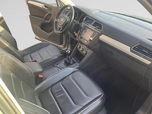 VOLKSWAGEN Tiguan (2017) — foto 7 van 21