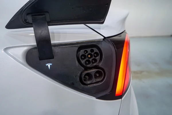 Tesla Model 3 (2020) — foto 3 van 45