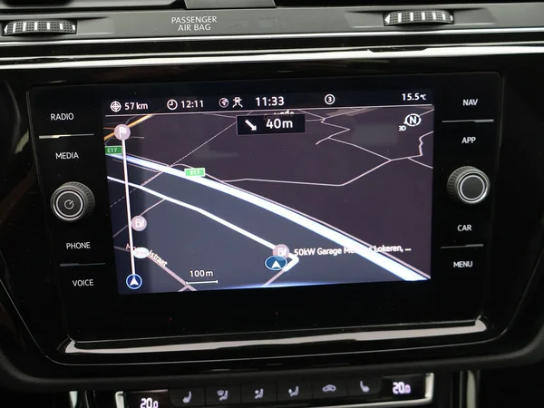 VOLKSWAGEN Touran (2021) — foto 9 van 28