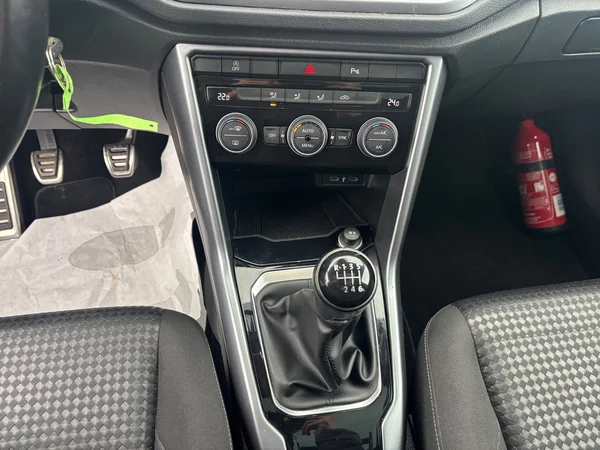 VOLKSWAGEN T-Roc (2021) — foto 3 van 18