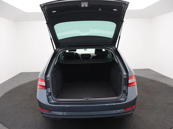 SKODA Superb Combi (2022) — foto 19 van 21