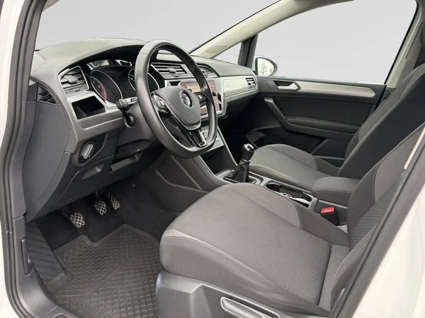 VOLKSWAGEN Touran (2018) — foto 9 van 11
