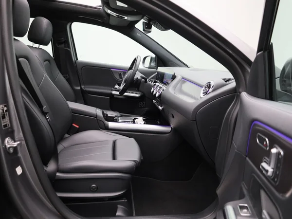 Mercedes-Benz GLA (2022) — foto 35 van 48