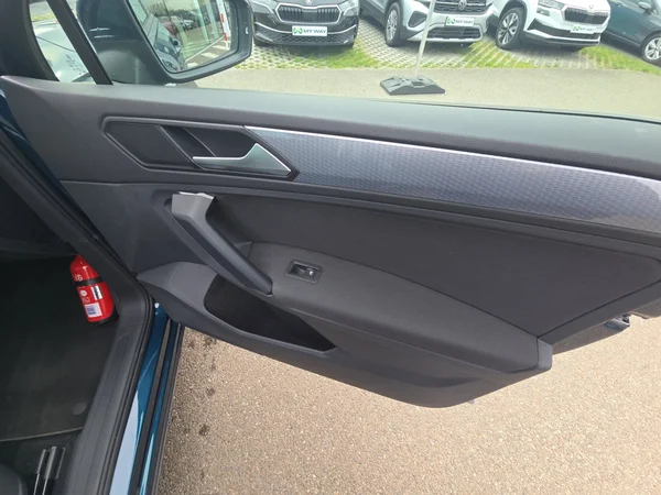VOLKSWAGEN Tiguan (2024) — foto 11 van 23