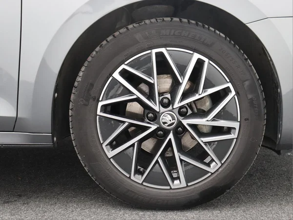 SKODA Octavia Combi (2024) — foto 9 van 17
