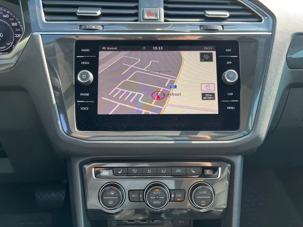 VOLKSWAGEN Tiguan Dsl (2018) — foto 18 van 22