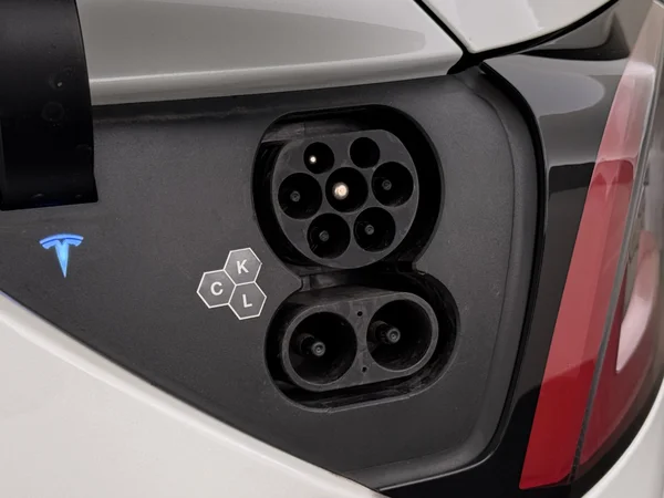 TESLA Model Y (2024) — foto 22 van 30