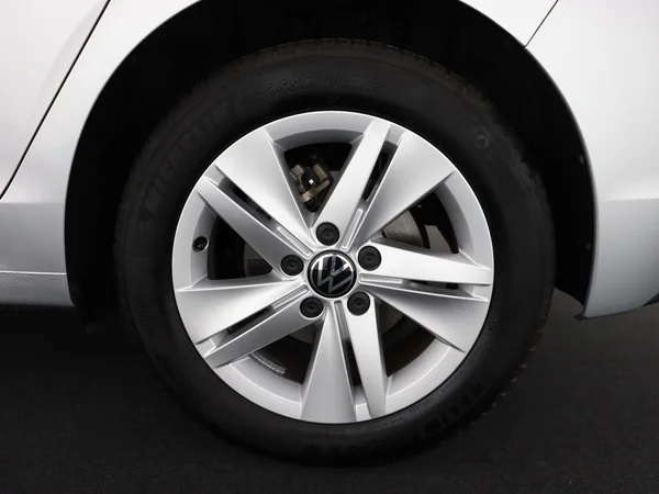 VOLKSWAGEN Golf (2024) — foto 7 van 28