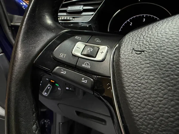 Volkswagen Touran (2016) — foto 3 van 27