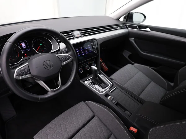VOLKSWAGEN Passat SW (2023) — foto 16 van 18