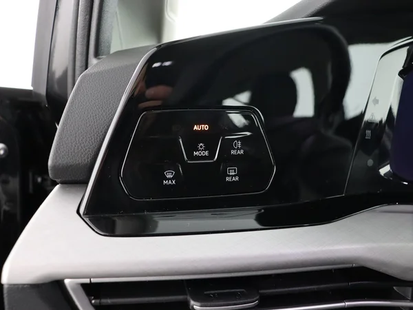 VOLKSWAGEN Golf (2024) — foto 19 van 27