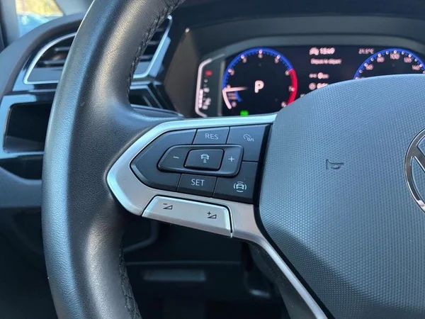 VOLKSWAGEN Touran (2023) — foto 13 van 23