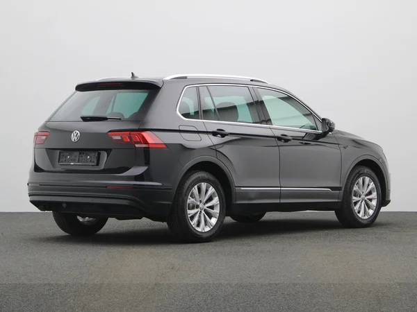 VOLKSWAGEN Tiguan (2019) — foto 12 van 20