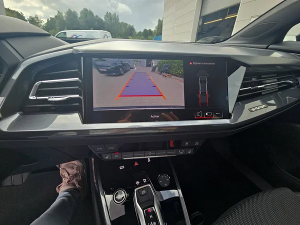 AUDI Q4 Sportback e-tron (2025) — foto 7 van 24