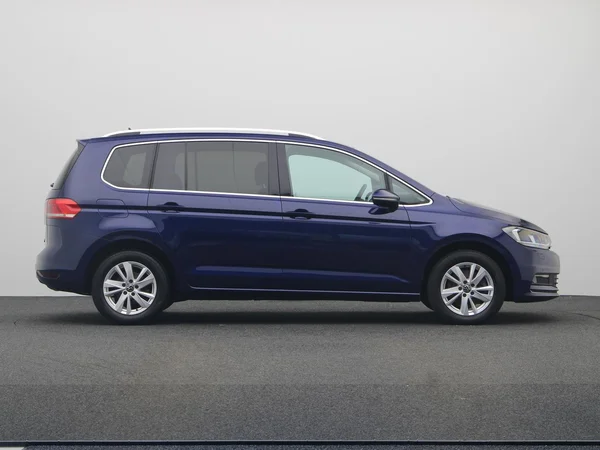VOLKSWAGEN Touran (2022) — foto 19 van 21