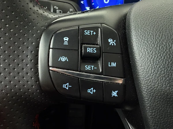 FORD Kuga (2022) — foto 9 van 36