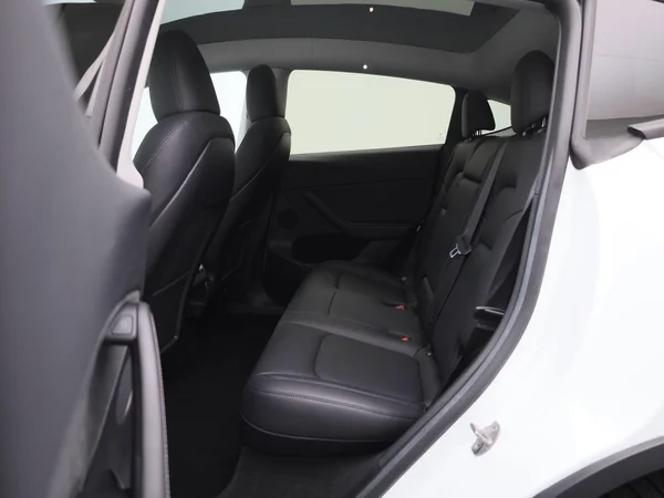 Tesla Model Y (2023) — foto 2 van 43
