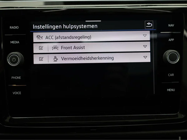 VOLKSWAGEN Touran (2022) — foto 17 van 25
