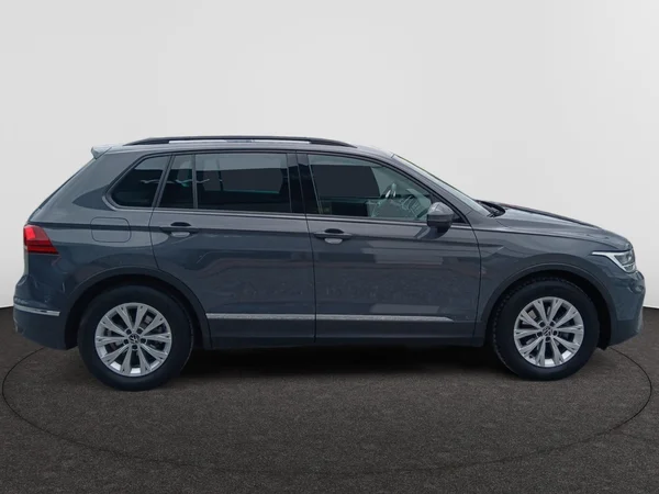 VOLKSWAGEN Tiguan (2021) — foto 9 van 18