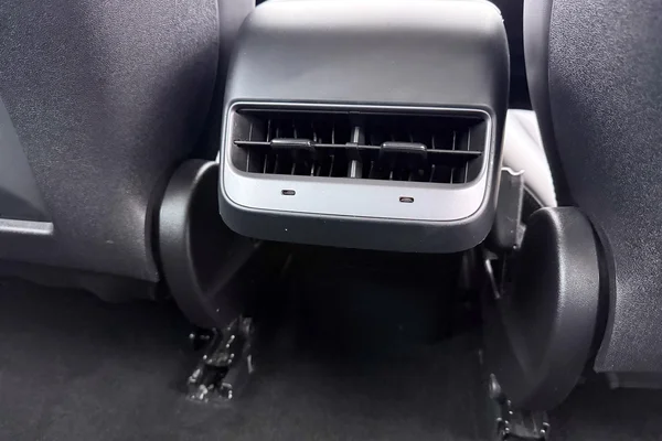 Tesla Model 3 (2023) — foto 17 van 40
