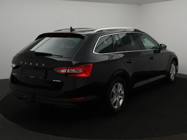 Škoda Superb (2023) — foto 12 van 29