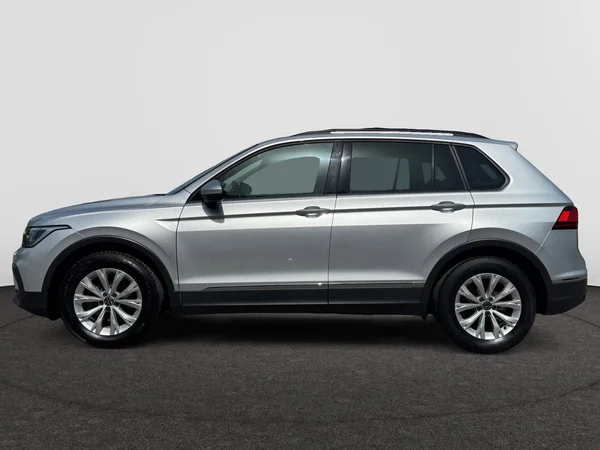 VOLKSWAGEN Tiguan (2022) — foto 18 van 23