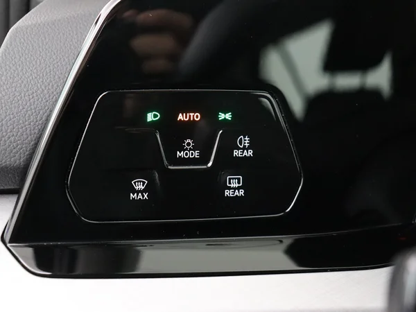VOLKSWAGEN Golf (2024) — foto 18 van 28