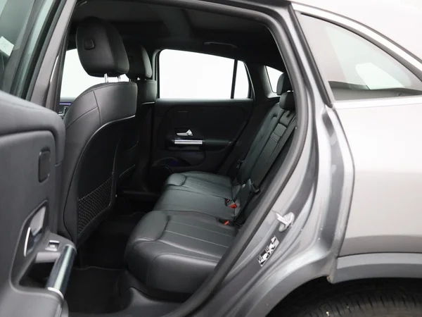 Mercedes-Benz GLA (2022) — foto 2 van 48
