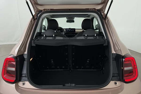 Fiat E-500 (2022) — foto 13 van 17