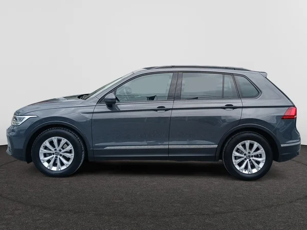 VOLKSWAGEN Tiguan (2021) — foto 10 van 18