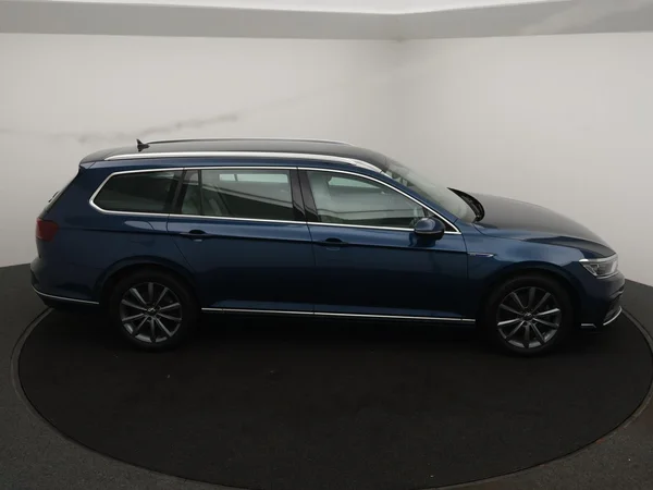 VOLKSWAGEN Passat Variant GTE (2023) — foto 18 van 29