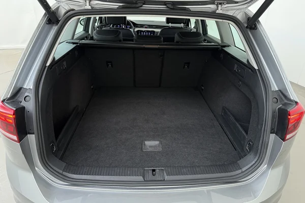 Volkswagen Passat SW (2023) — foto 15 van 19