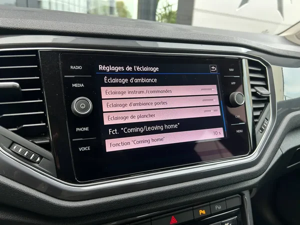 Volkswagen T-Roc (2019) — foto 8 van 24