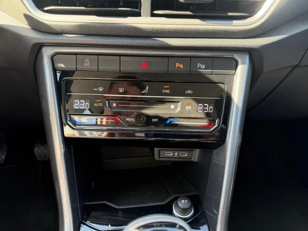 VOLKSWAGEN T-Roc (2023) — foto 14 van 31