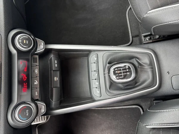 Kia Rio (2023) — foto 7 van 19