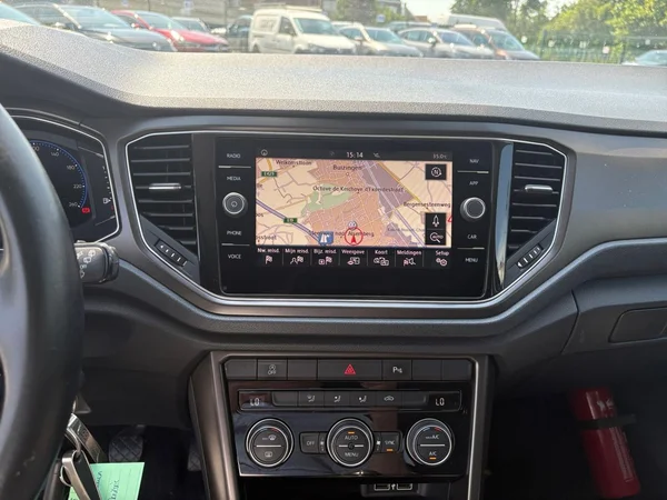 VOLKSWAGEN T-Roc (2018) — foto 5 van 24