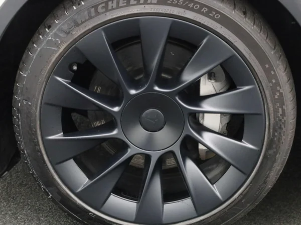 Tesla Model Y (2024) — foto 8 van 46