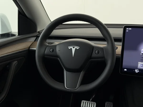 TESLA Model Y (2024) — foto 14 van 30