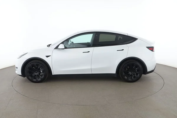 Tesla Model Y (2022) — foto 9 van 16