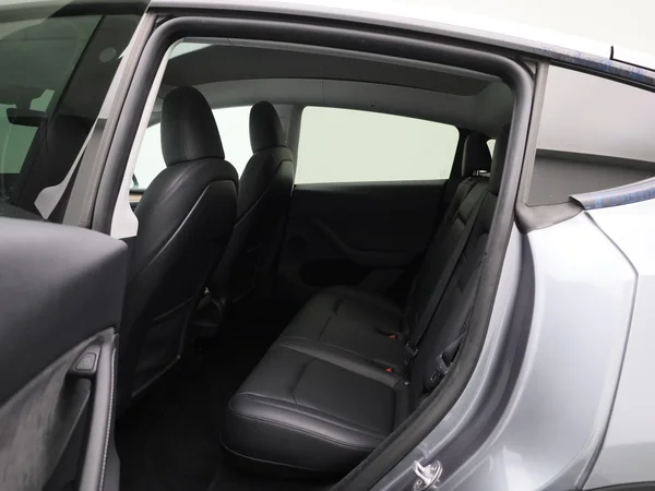 Tesla Model Y (2023) — foto 2 van 41