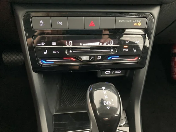VOLKSWAGEN T-Cross (2024) — foto 19 van 36