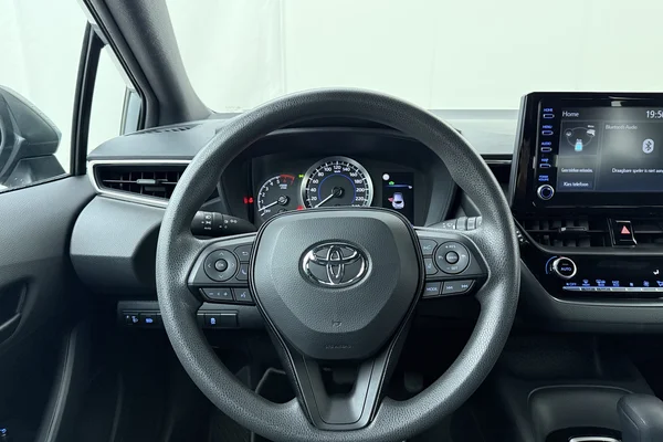 Toyota Corolla Hatchback Hybrid (HEV) (2021) — foto 2 van 17