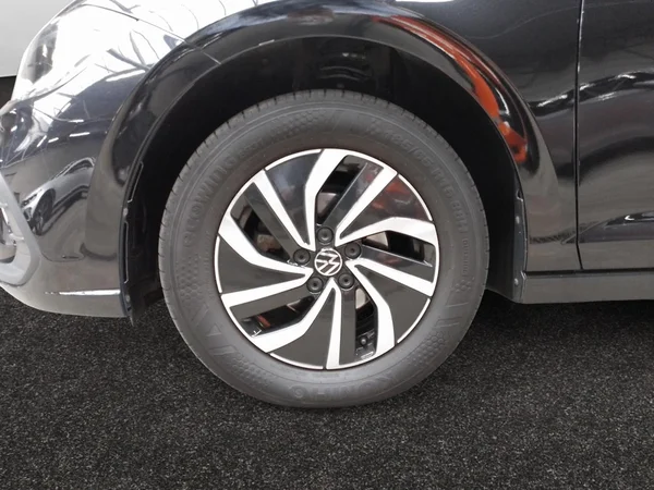 VOLKSWAGEN Polo (2024) — foto 16 van 23