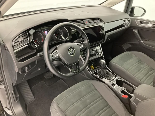 VOLKSWAGEN Touran (2020) — foto 26 van 31